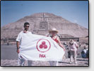 Знамя Мира возле мексиканских пирамид