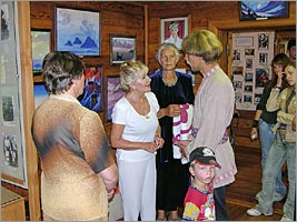 Алисия Родригес беседует с посетителями рериховского музея Уймонской долины. (Автор фото: М.Силантьев)