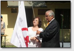 Инициатор проекта Мария Мендоса (Maria Mendoza) поднимает вместе с ректором UMCE доном Раулем Наварро (Raul Navarro) Знамя Мира по случаю празднования годовщины Пакта Рериха, 15.04.2009.