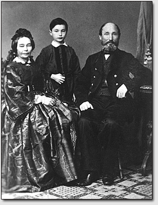 Фотография 2. Фридрих Рерих (дедушка Н.К.Рериха) с женою Дорис Пореп и сыном Александром, возрастом 12 лет, 1866 г., г. Тукумс.