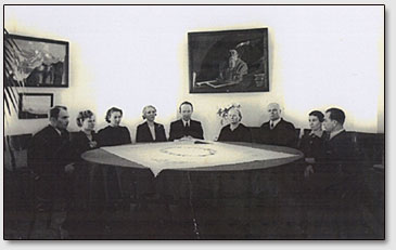 Die lettische Roerich-Gesellschaft, Riga, 1935. Richard Rudzitis (im Zentrum), Hofmeister Wladimir (dritte von rechts).