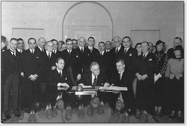 Henry Wallace bei der Unterzeichnung des Roerich-Paktes am 15. April 1935. Präsident Roosevelt und Vertreter der Panamerikanischen Vereinigung und des Roerich-Museums sind ebenfalls anwesend.