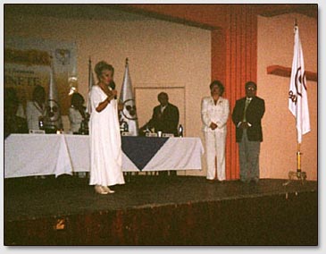 Alicia Rodriguez traegt mit der Rede auf der Veranstaltung der Ueberreichung des Friedensbanner den oeffentlichen Organisationen in San Luis Potosi vor, 29.11.04.
