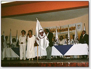 Alicia Rodriguez ueberreicht das Friedensbanner den oeffentlichen Organisationen in San Luis Potosi vor, 29.11.04.
