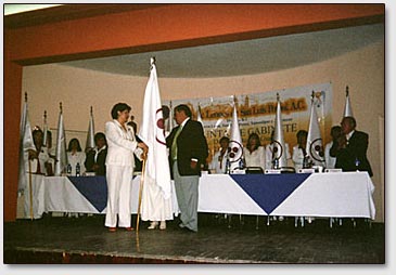 Alicia Rodriguez ueberreicht das Friedensbanner den oeffentlichen Organisationen in San Luis Potosi vor, 29.11.04.