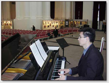 Der Pianist von Kunstschule namens Roerich bereitet sich auf die Vorstellung vor.