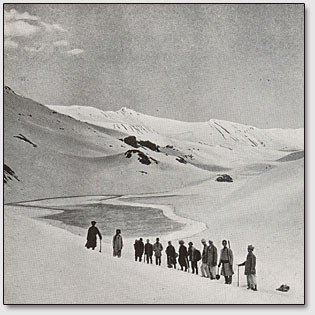 Экспедиция Н.Коэлза, биолога института "Урусвати", во время перехода перевала Бараладзе, Лахул, 1931 г.