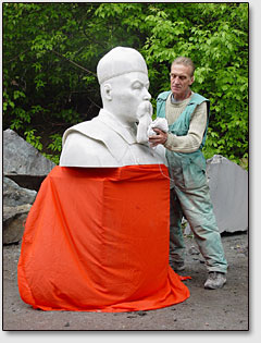 Скульптор Владимир Войчишин работает над памятником Н.К.Рериху.