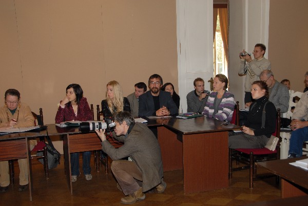 Присутствующие на пресс-конференции: гости, журналисты российских газет, СМИ, сотрудники дирекции музея.