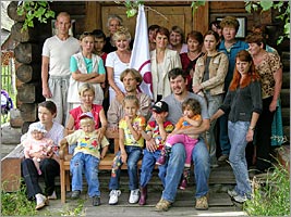 Групповое фото с посетителями и представителями рериховского музея Уймонской долины. (Автор фото: М.Силантьев)