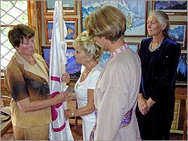 Алисия Родригес вручает Знамя Мира представителям рериховского музея Уймонской долины. (Автор фото: М.Силантьев)