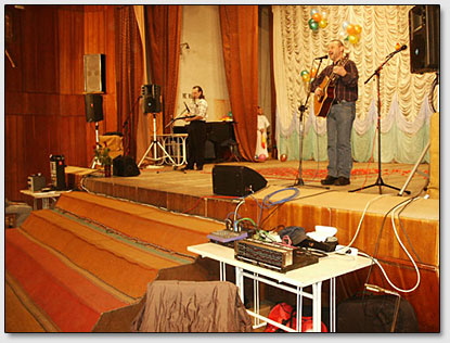 Музыкальная группа "Авакара" выступает на юбилейном концерте института "Брахмо Кумарис", 2004 г.