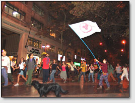 Студенческий хоровод вокруг Знамени Мира на университетской площади, Сантьяго, Чили, 15 апреля 2008 г.