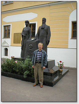 Фото 1. Скульптор С.В.Манцерев перед московским мемориалом, размещённым на территории МЦР.