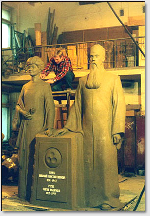 Фото 3. Скульптор С.В.Манцерев обрабатывает глиняный прототип памятника Рерихам.