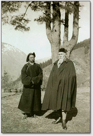 Н.К.Рерих (справа) и лама Лобзанг Мингюр Дордже в Нагаре, 1932 г.