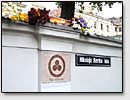 Улица имени Николая Рериха в Риге с табличкой с избражением Знамени Мира
