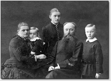 Фотография 7. Семья Рерихов, слева направо: Мария Васильевна, Борис, Лидия, Константин Федорович, Николай. Санкт-Петербург, 1880 г. 