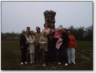 Участники конференции перед изванием солнечного бога Свентовита возле городища Аркона.