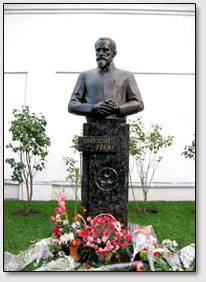 Памятник С.Н.Рериху на территории МЦР