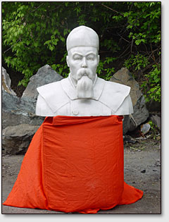 Бюст памятника "Рериху - от народа Алтая".